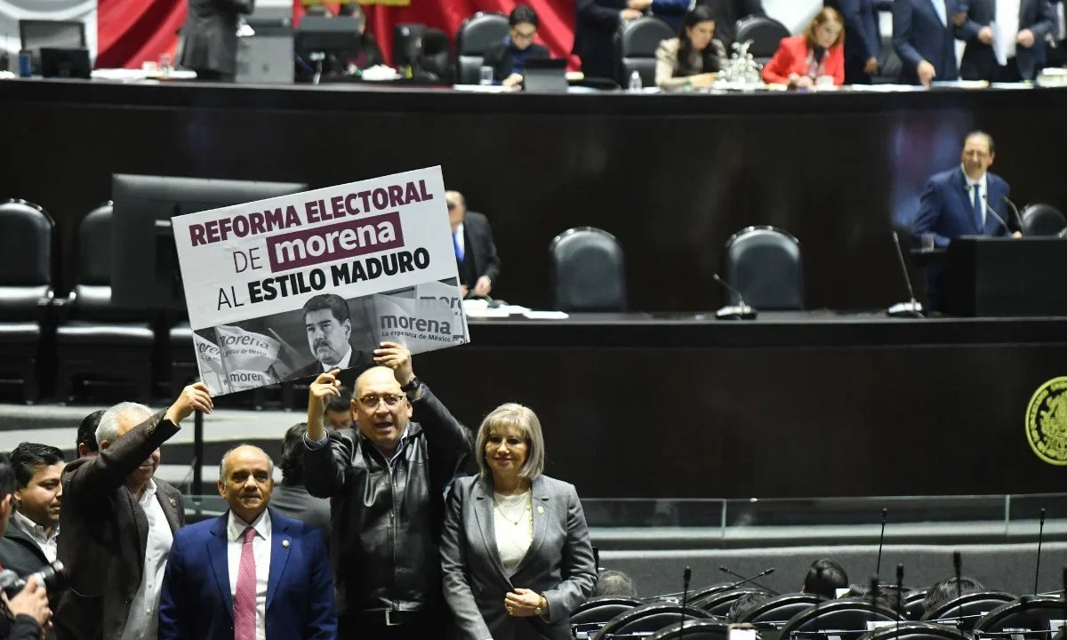 Los legisladores priístas: Víctor Samuel Palma; Manuel Añorve Baños; Rubén Moreira, y Ofelia Socorro Jasso, muestran una cartulina con la frase "Reforma electoral de Morena al estilo Maduro" durante la intervención de Reginaldo Sandoval, diputado del PT, en sesión ordinaria de la Comisión Permanente
