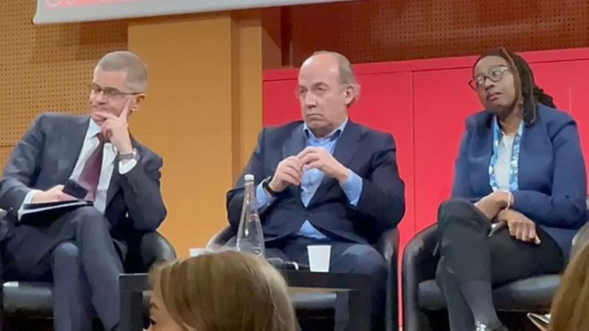 Durante un conversatorio en una universidad en Francia, asistentes increparon a Felipe Calderón, ‘¡asesino, lárgate!’, le gritan.