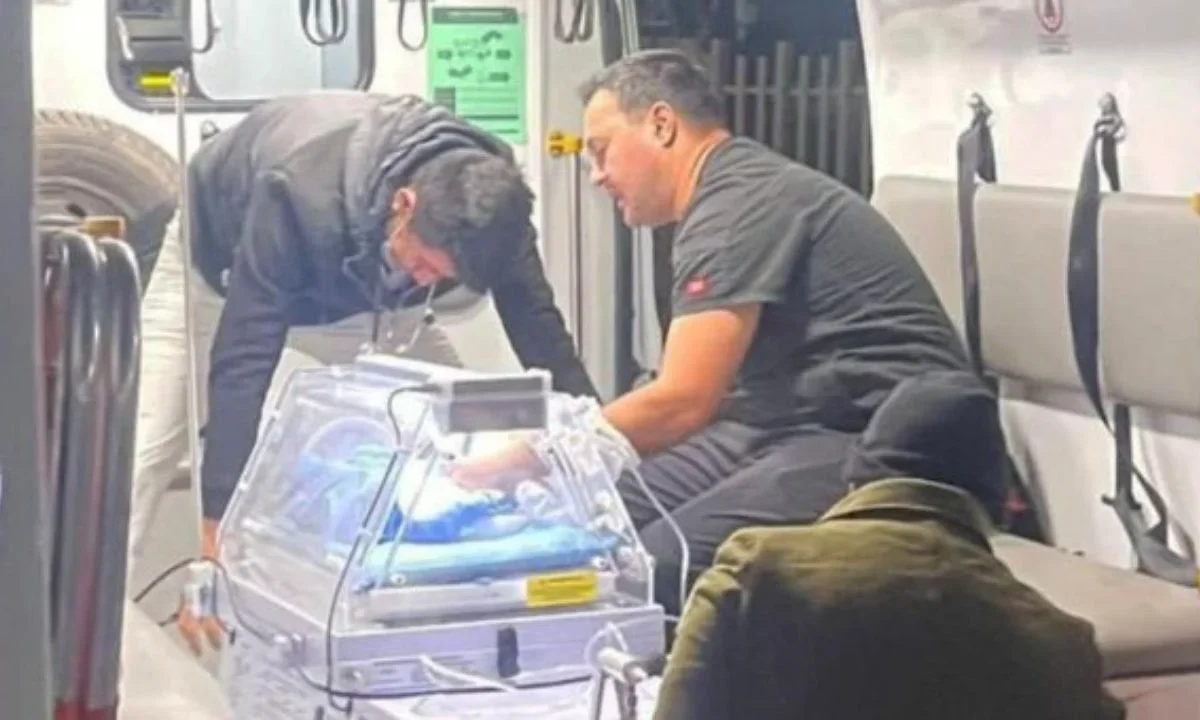 Hallan con vida a un recién nacido en un contenedor de basura en un campo agrícola ubicado en el municipio de Hermosillo.