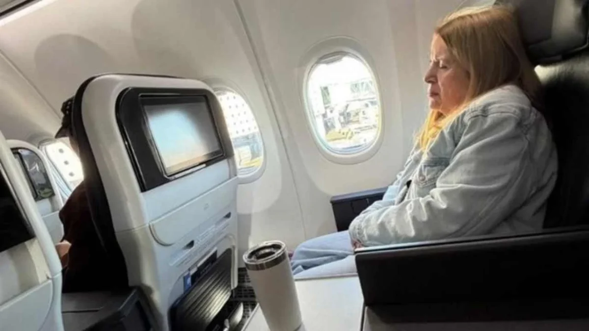 Captan a la ministra Loretta Ortiz viajando en primera clase.