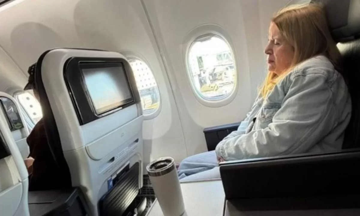 Captan a la ministra Loretta Ortiz viajando en primera clase.