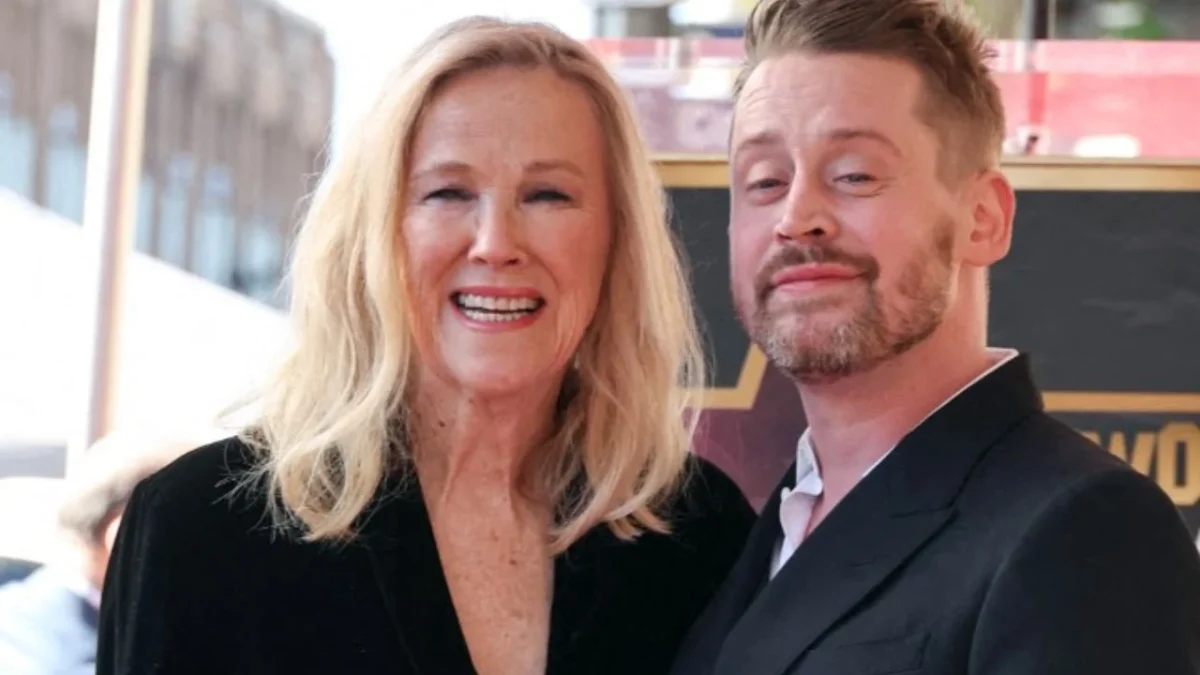 Catherine O'Hara y Macaulay Culkin asisten a la ceremonia en honor a Macaulay Culkin con una estrella en el Paseo de la Fama de Hollywood el 01 de diciembre de 2023