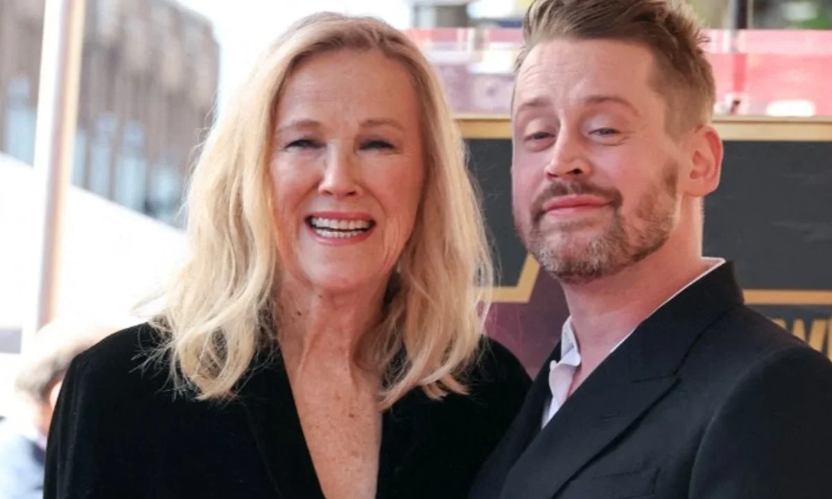 Catherine O'Hara y Macaulay Culkin asisten a la ceremonia en honor a Macaulay Culkin con una estrella en el Paseo de la Fama de Hollywood el 01 de diciembre de 2023