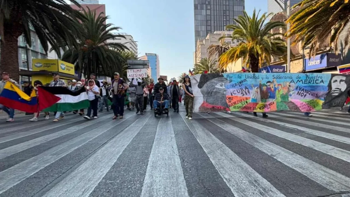 Manifestantes pro Palestina marchan en apoyo al pueblo de Venezuela en la CDMX.
