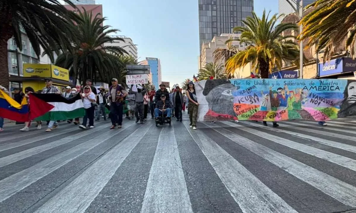 Manifestantes pro Palestina marchan en apoyo al pueblo de Venezuela en la CDMX.