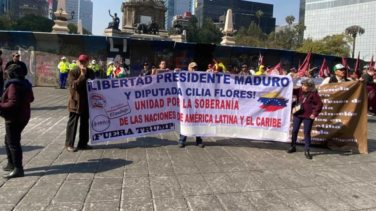Un grupo de manifestantes marchan en CDMX para protestar por la detención de Nicolás Maduro.