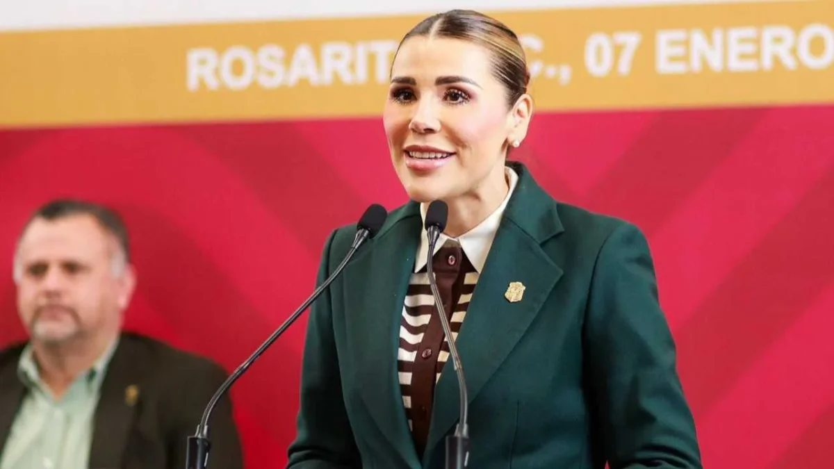 La gobernadora de BC, Marina del Pilar, oficializa beca para alumnos vulnerables de la UABC.