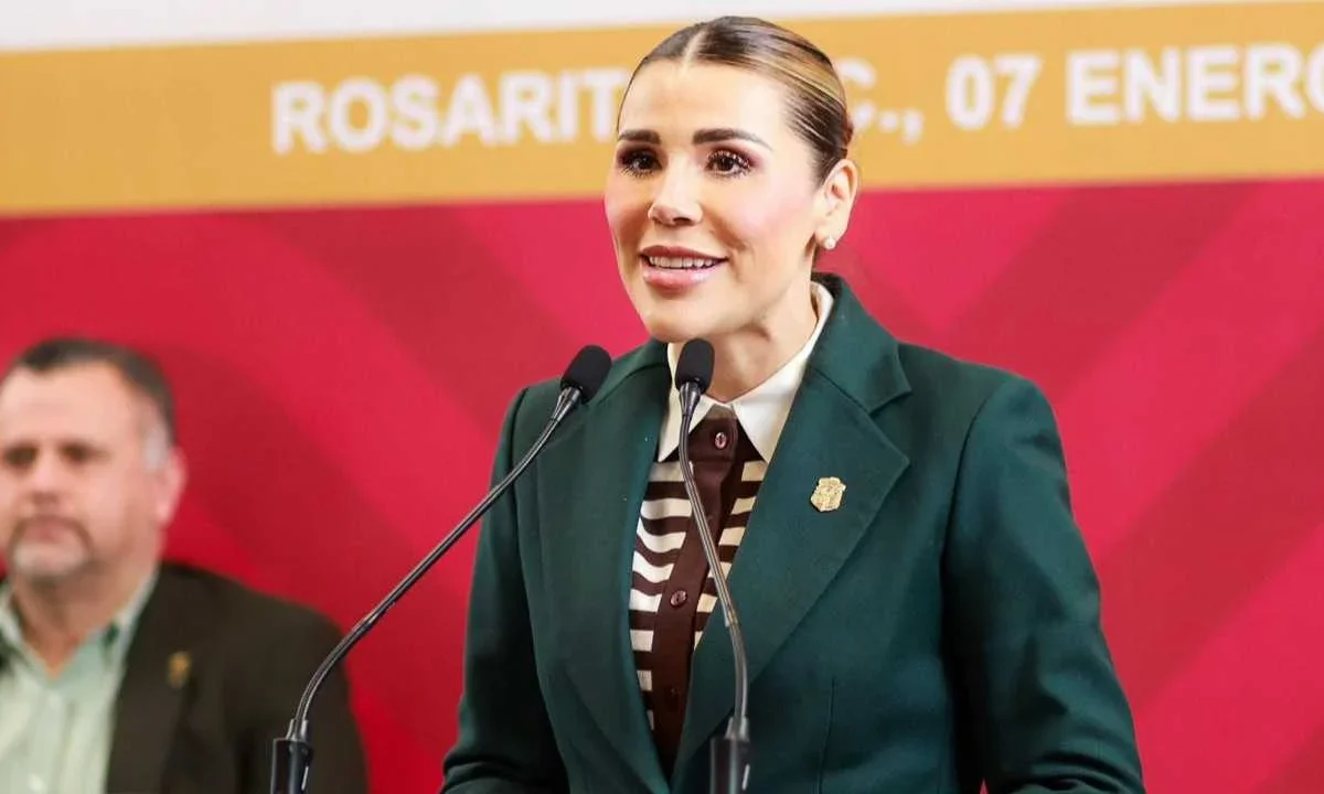 La gobernadora de BC, Marina del Pilar, oficializa beca para alumnos vulnerables de la UABC.