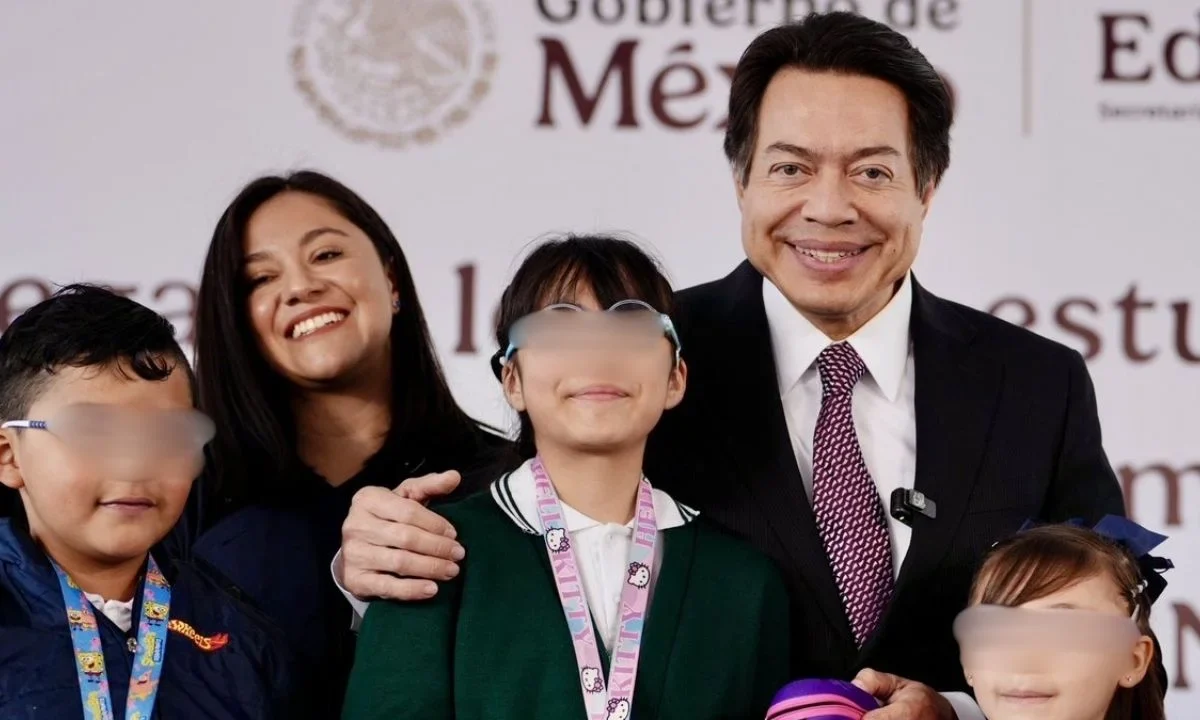 Mario Delgado enfatizó que en 2026 la Beca Universal Rita Cetina se ampliará a la educación primaria pública, de primero a sexto grado.