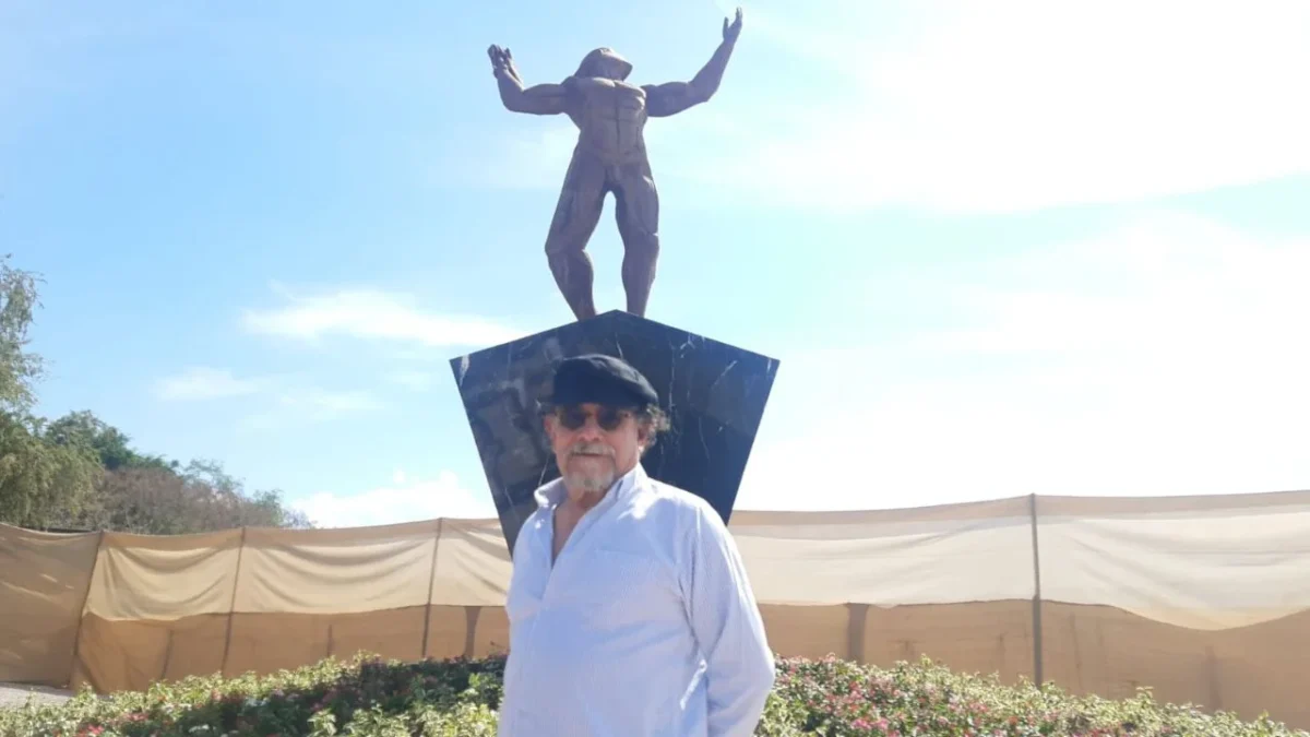 El escultor Miguel Peraza develó una figura que desde este fin de semana se aprecia en Padel House Teques, en Tequesquitengo, Morelos.