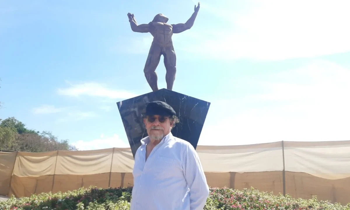 El escultor Miguel Peraza develó una figura que desde este fin de semana se aprecia en Padel House Teques, en Tequesquitengo, Morelos.