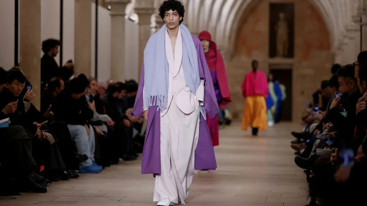 La firma japonesa Issey Miyake presentó ayer en París la nueva colección de su sello IM Men, llena de fluidez y cargada de color