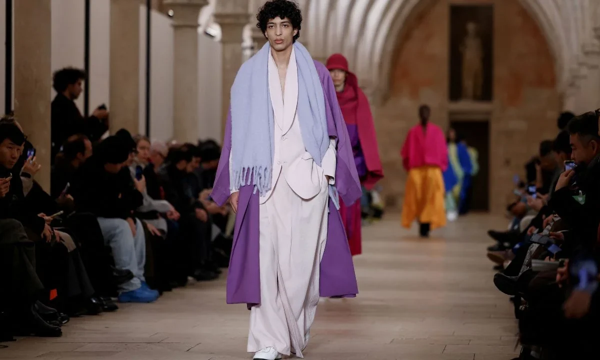 La firma japonesa Issey Miyake presentó ayer en París la nueva colección de su sello IM Men, llena de fluidez y cargada de color