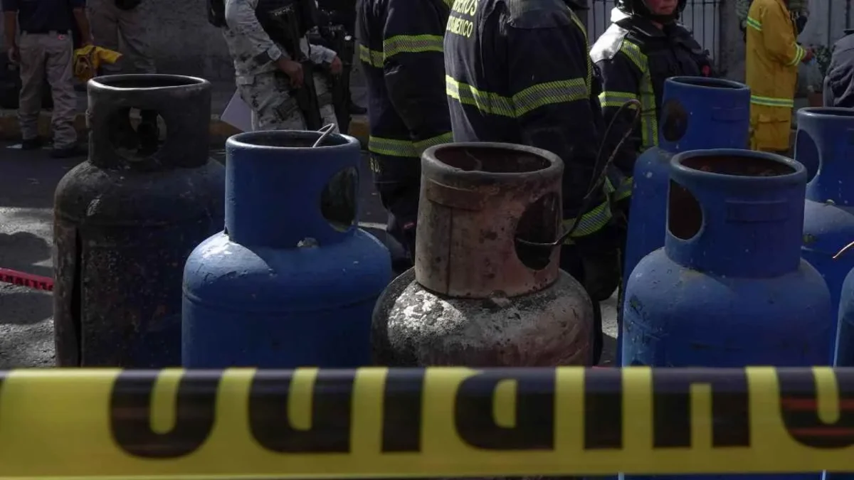 Un adulto mayor murió en el baño de su casa, luego de la explosión de un tanque de gas LP.