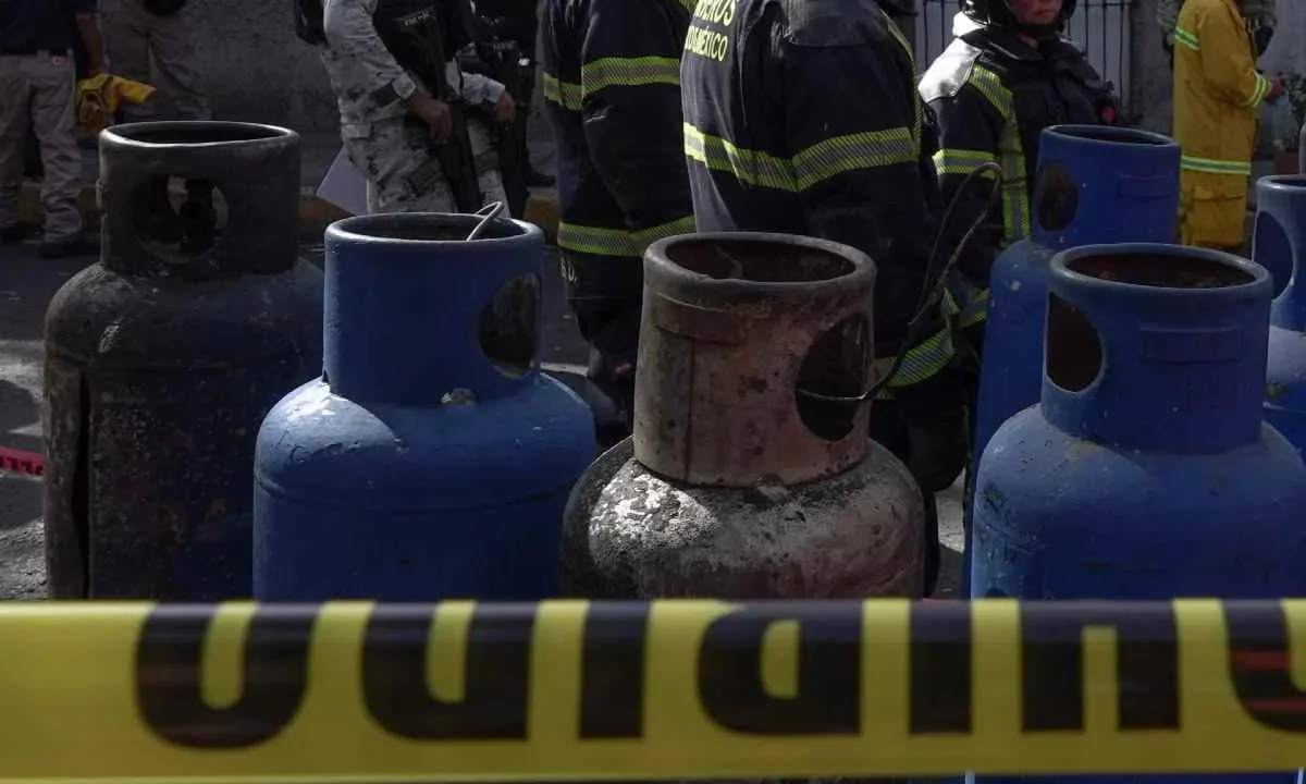 Un adulto mayor murió en el baño de su casa, luego de la explosión de un tanque de gas LP.