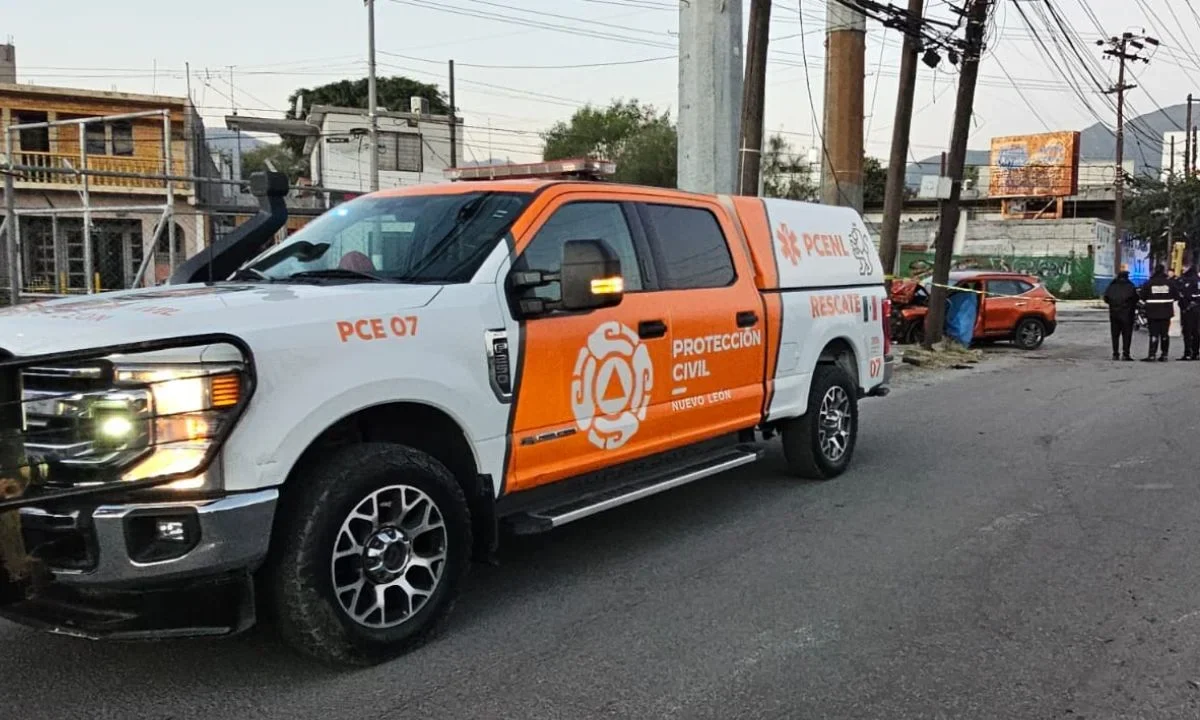 Un joven de entre 20 y 25 años, en calidad de desconocido, muere en el Fraccionamiento Industrial, en Monterrey, tras chocar su auto.