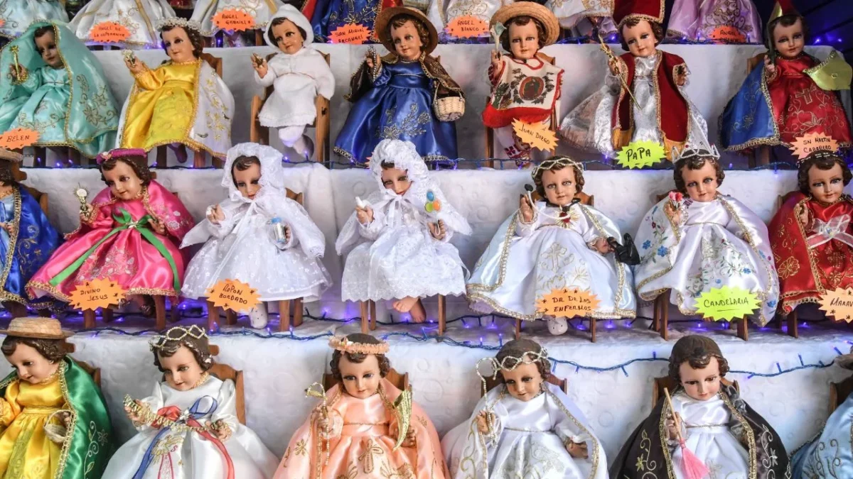 La tradición de vestir al Niño Dios en el Día de la Candelaria simboliza su presentación en el templo
