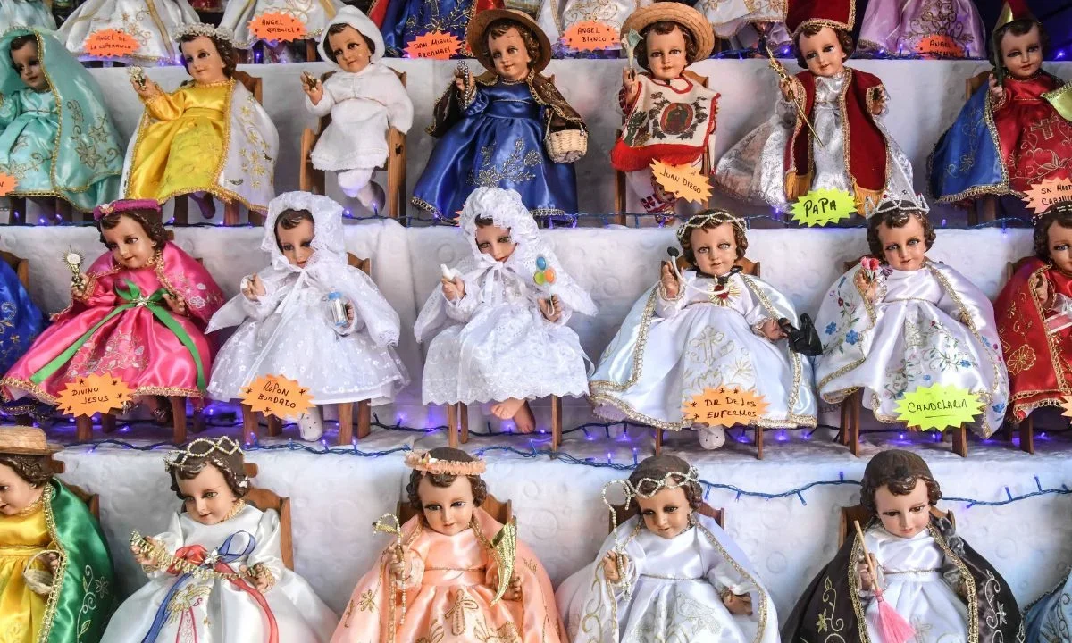La tradición de vestir al Niño Dios en el Día de la Candelaria simboliza su presentación en el templo