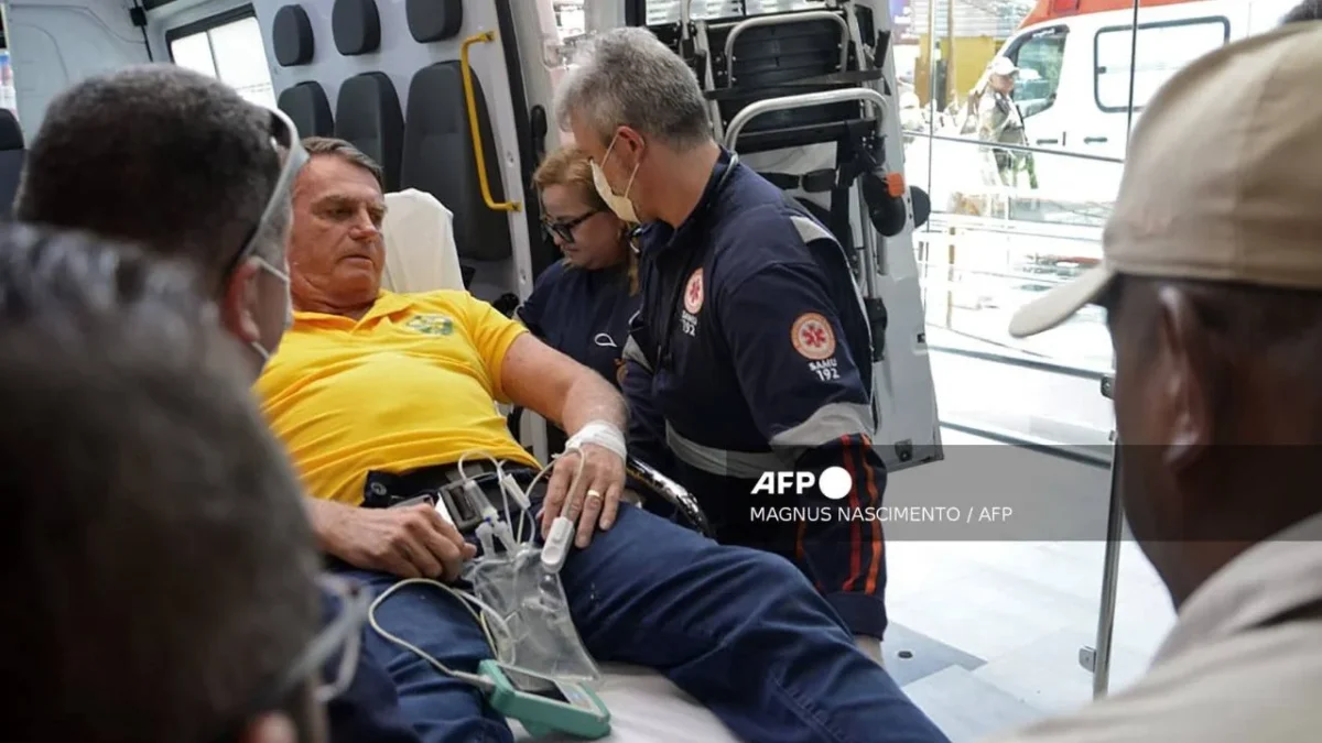 Jair Bolsonaro salió del Hospital DF Star escoltado por motocicletas de la policía hacia una sede policial donde cumple su condena.