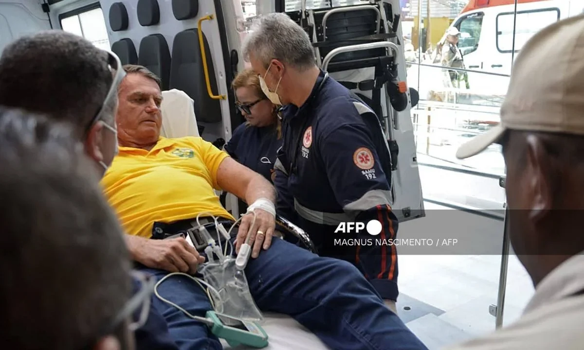Jair Bolsonaro salió del Hospital DF Star escoltado por motocicletas de la policía hacia una sede policial donde cumple su condena.