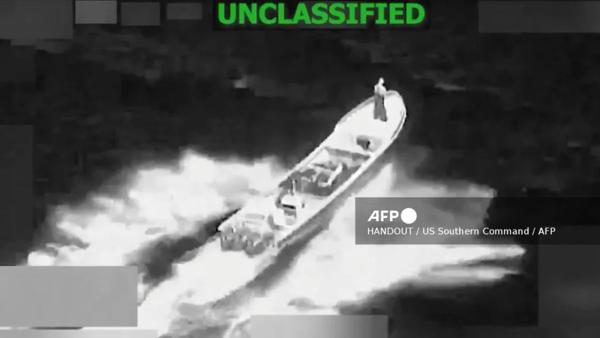 El Comando Sur de EU mostró en video el momento del ataque en el que la embarcación es destruida por una explosión en medio del Pacífico.
