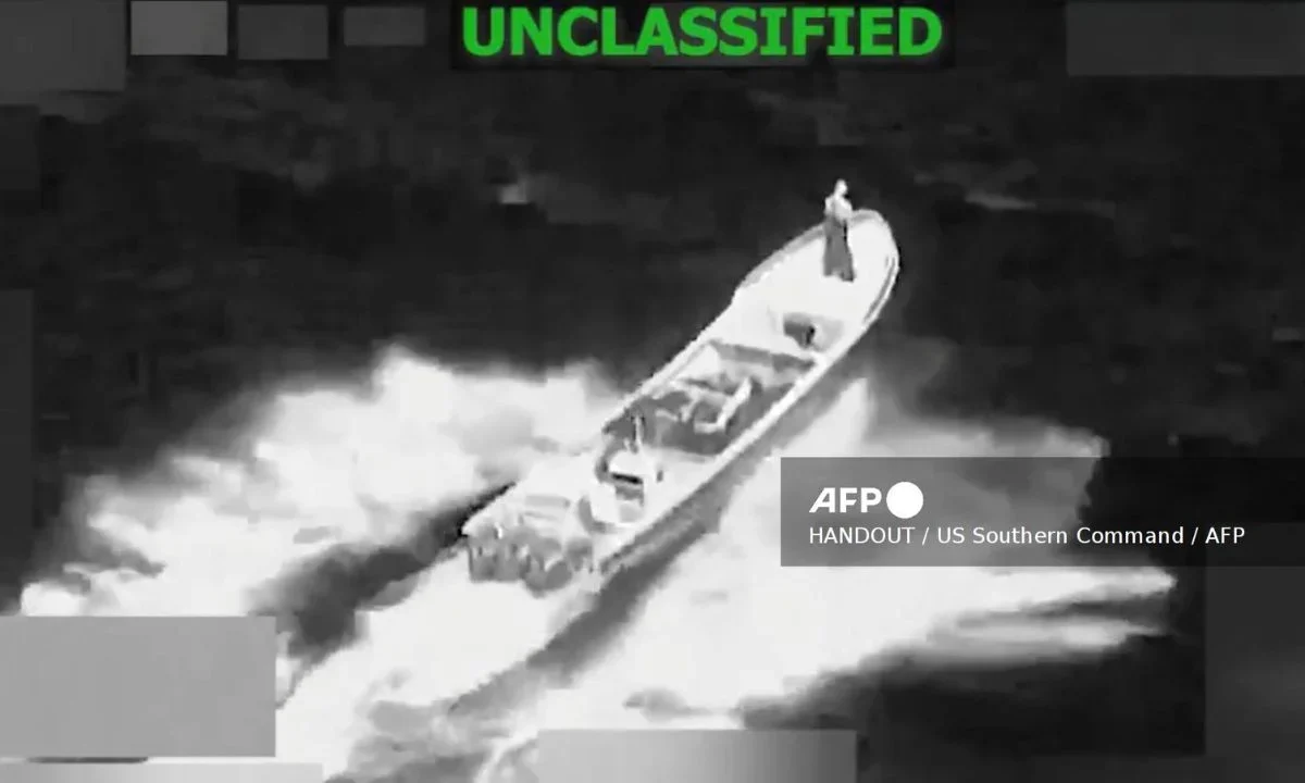 El Comando Sur de EU mostró en video el momento del ataque en el que la embarcación es destruida por una explosión en medio del Pacífico.