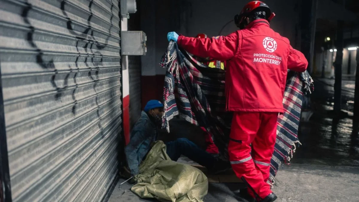 El gobierno de Monterrey Implementa acciones por frente frío y lluvia, destaca el operativo Chocolate y aplicación de sales en el pavimento.