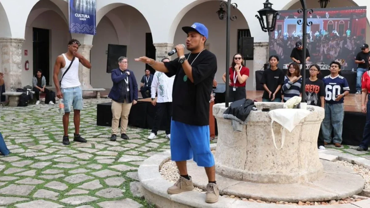 El rapero maya Pat Boy compartió con los alumnos de la Universidad Autónoma de Yucatán su experiencia de vida y su música.