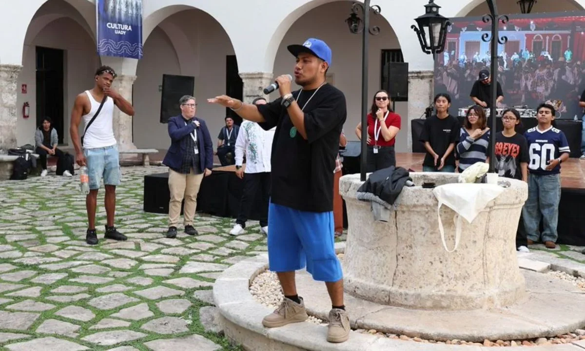 El rapero maya Pat Boy compartió con los alumnos de la Universidad Autónoma de Yucatán su experiencia de vida y su música.