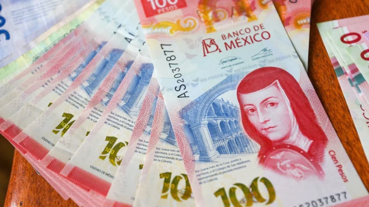 El peso cerró la sesión con una apreciación de 0.14% o 2.5 centavos, cotizando alrededor de 17.97 pesos por dólar.