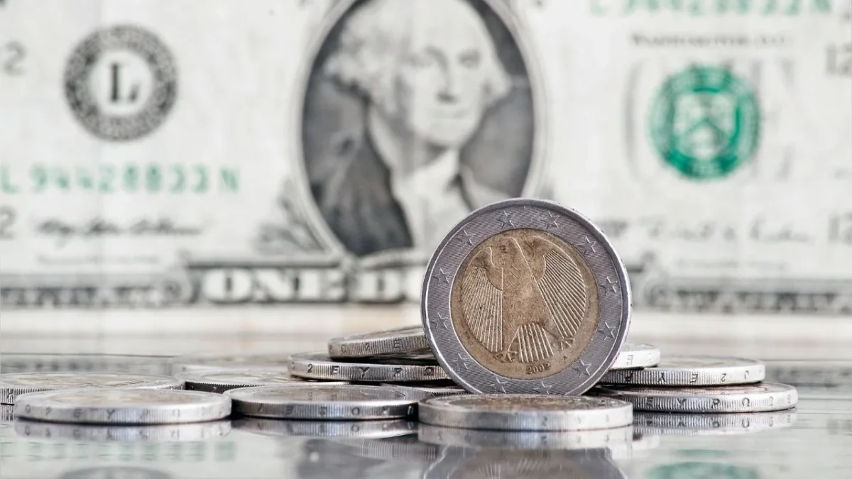 El peso cerró la jornada de este martes 13 logrando una apreciación de 0.53% o 9.5 centavos, cotizando alrededor de 17.83 pesos por dólar.