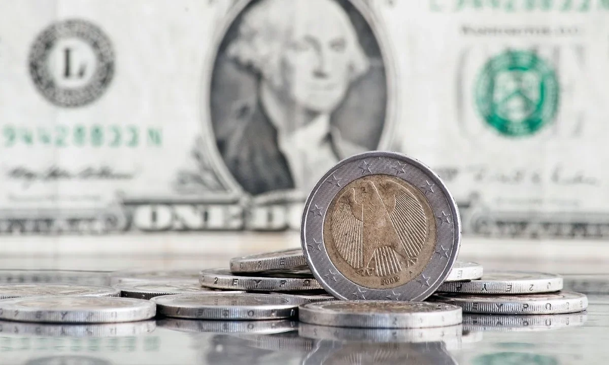 El peso cerró la jornada de este martes 13 logrando una apreciación de 0.53% o 9.5 centavos, cotizando alrededor de 17.83 pesos por dólar.