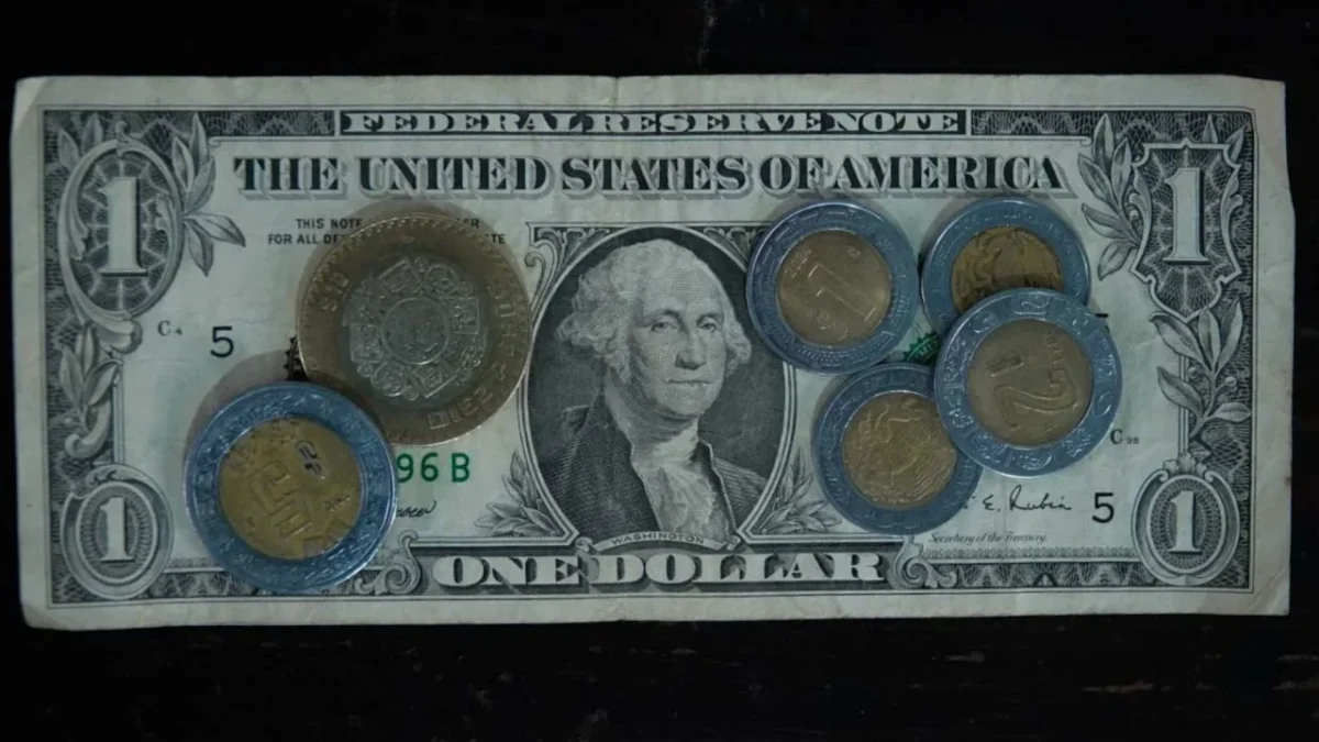 El peso mexicano cerró la sesión con el tipo de cambio alrededor de los 17.90 pesos, impulsado por una debilidad general del dólar.