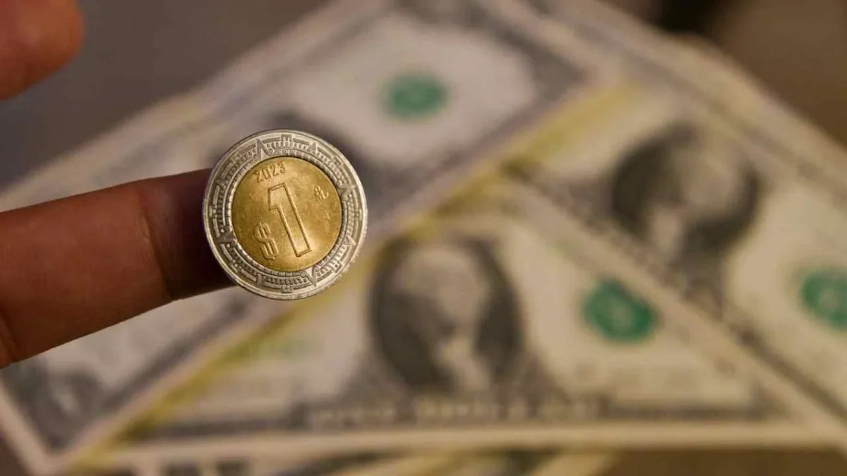 El peso mexicano cerró la sesión cotizando alrededor de 17.19 pesos por dólar.