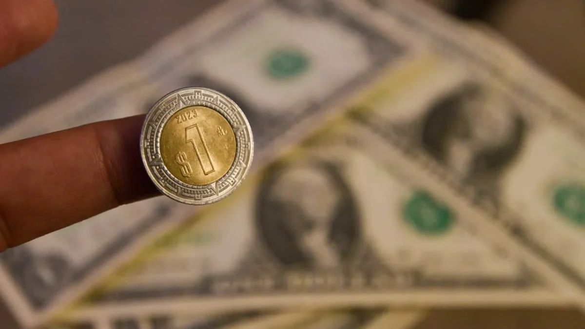 El peso mexicano llega este jueves a $17.43 por dólar.