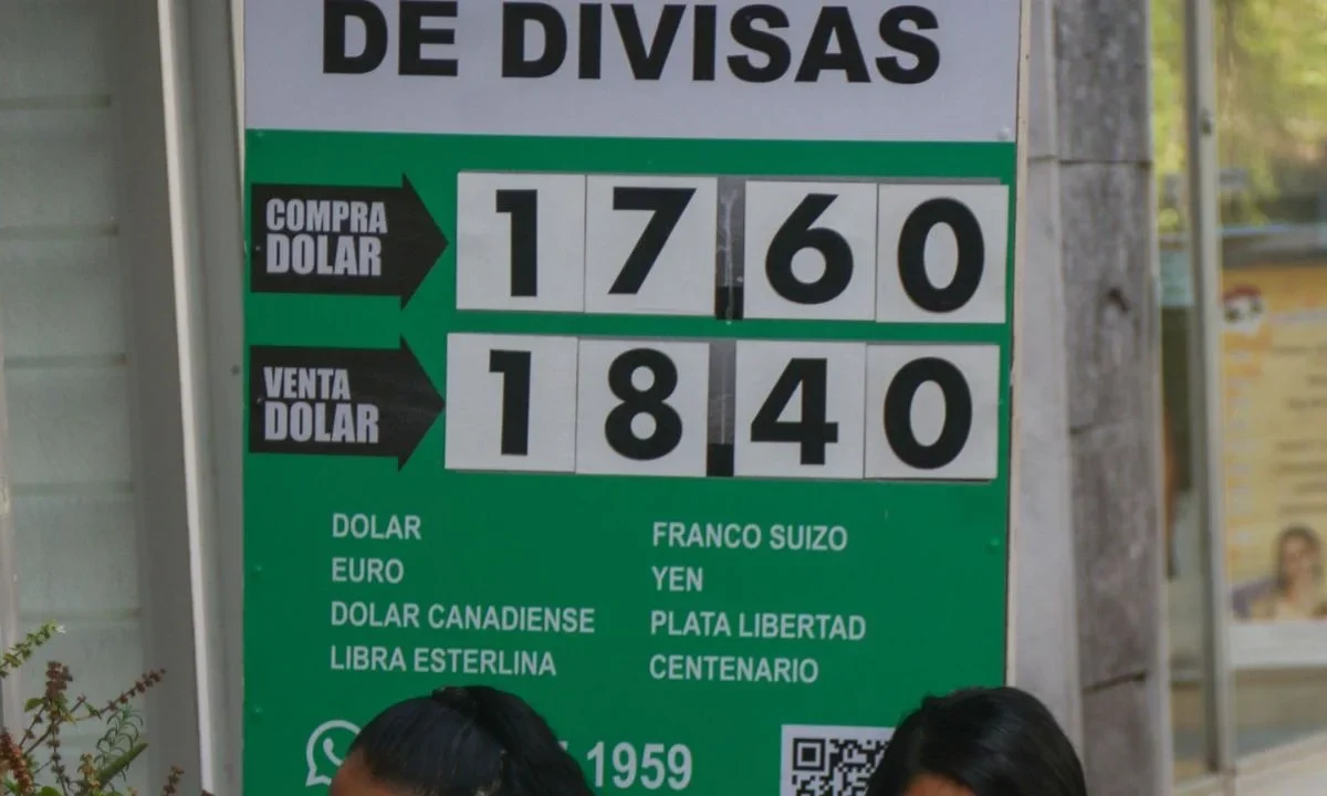 El peso mexicano oscila cerca de los 17.60 por dólar, ante la aversión global por el conflicto entre Trump y la Unión Europea.