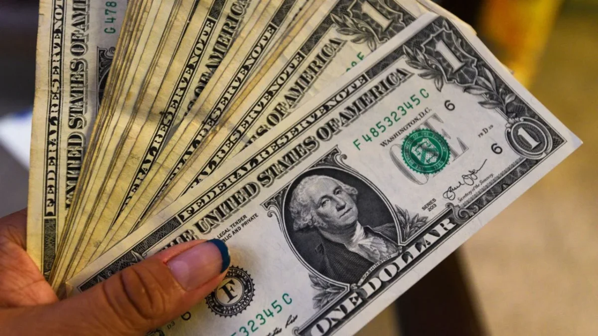 El peso mexicano cerró la sesión ganando 0.27% o 4.8 centavos, cotizando alrededor de 17.58 pesos por dólar en este lunes.