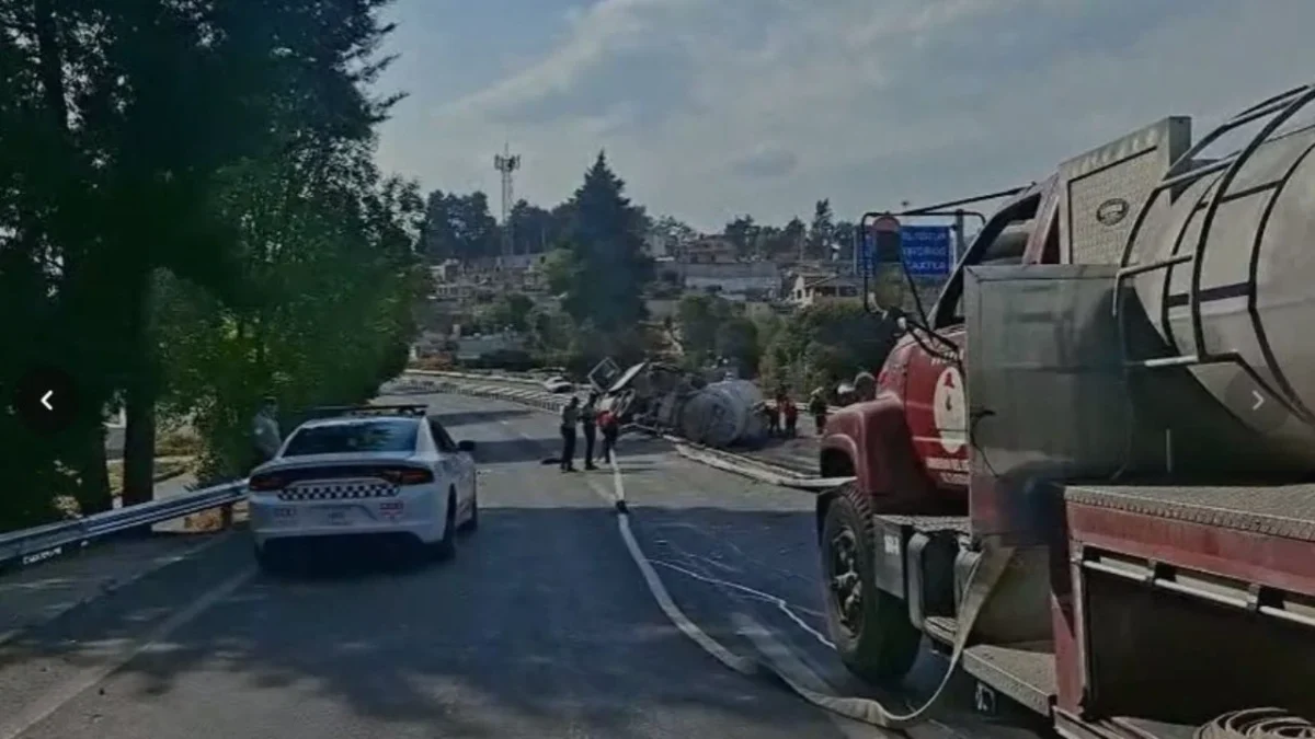 Una pipa que transportaba aproximadamente 30 mil litros de gasolina, volcó sobre la autopista Tlaxcala-Texmelucan, cierran el paso.