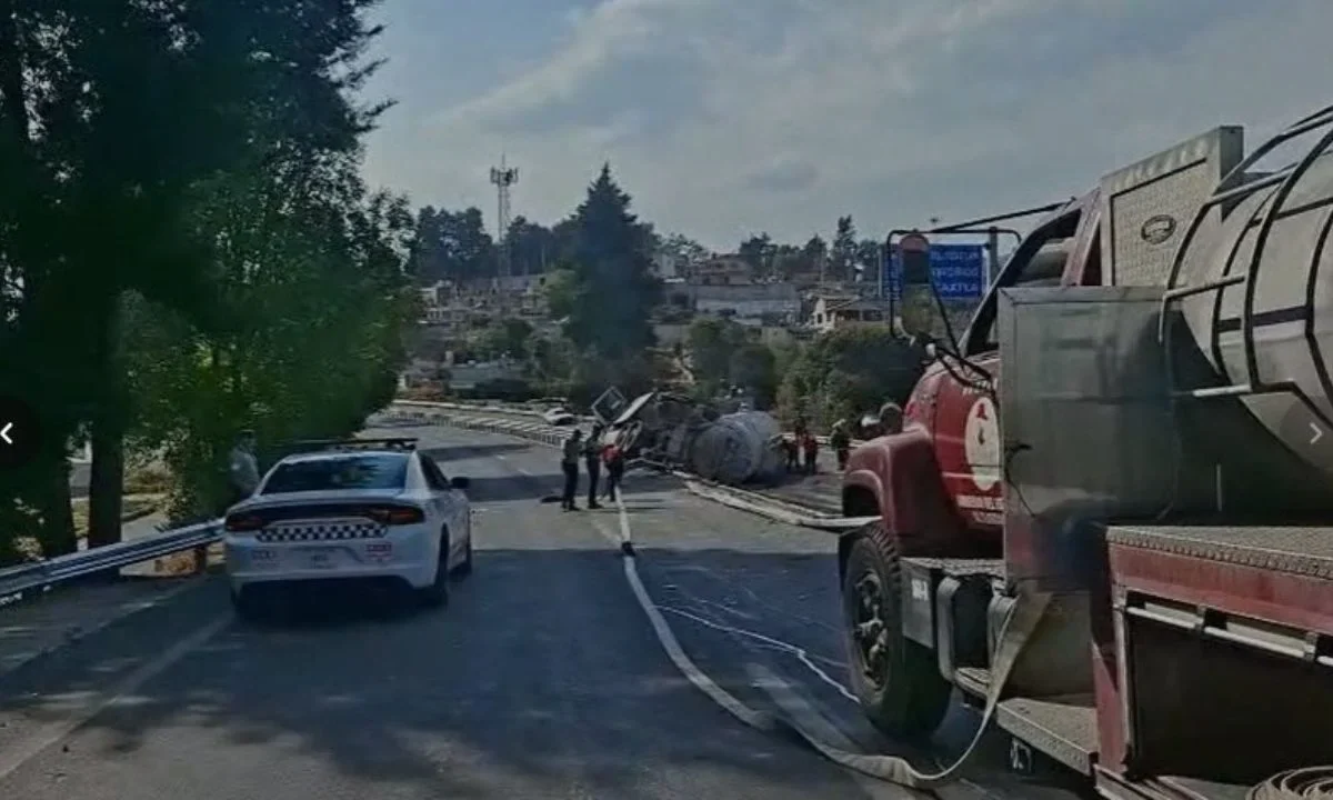 Una pipa que transportaba aproximadamente 30 mil litros de gasolina, volcó sobre la autopista Tlaxcala-Texmelucan, cierran el paso.