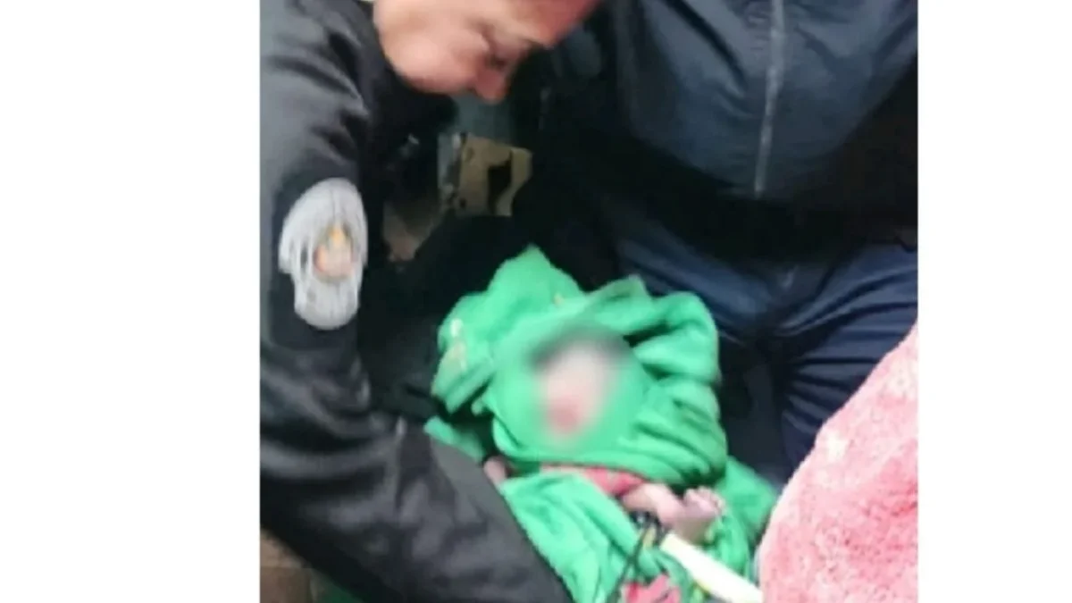 Elementos de la Policía municipal de Nezahualcóyotl brindaron apoyo a una mujer en labor de parto y ayudaron al nacimiento de gemelos en Pantitlán.
