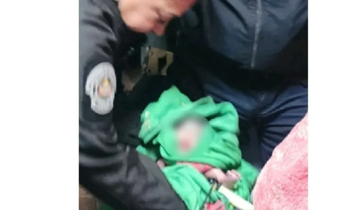 Elementos de la Policía municipal de Nezahualcóyotl brindaron apoyo a una mujer en labor de parto y ayudaron al nacimiento de gemelos en Pantitlán.