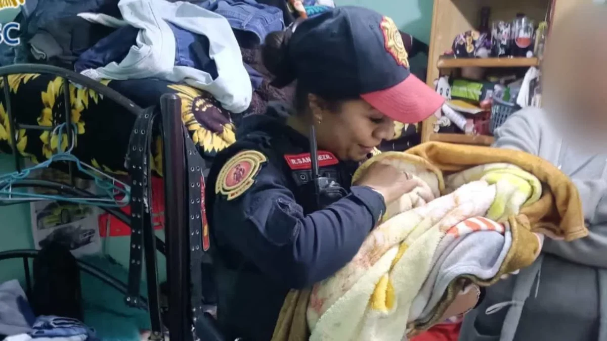 Dos policías de la CDMX auxilian a joven en labores de parto en la alcaldía Álvaro Obregón.