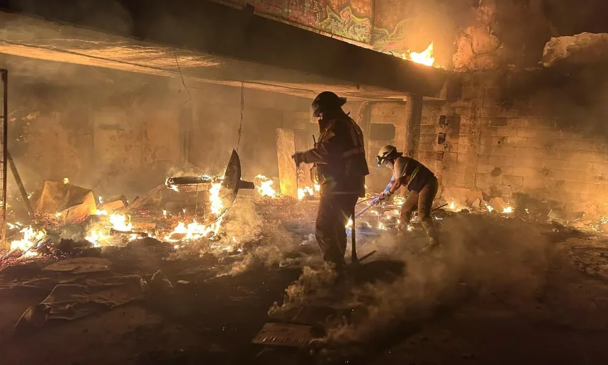 Protección Civil sofoca incendio en Cine Tlatelolco