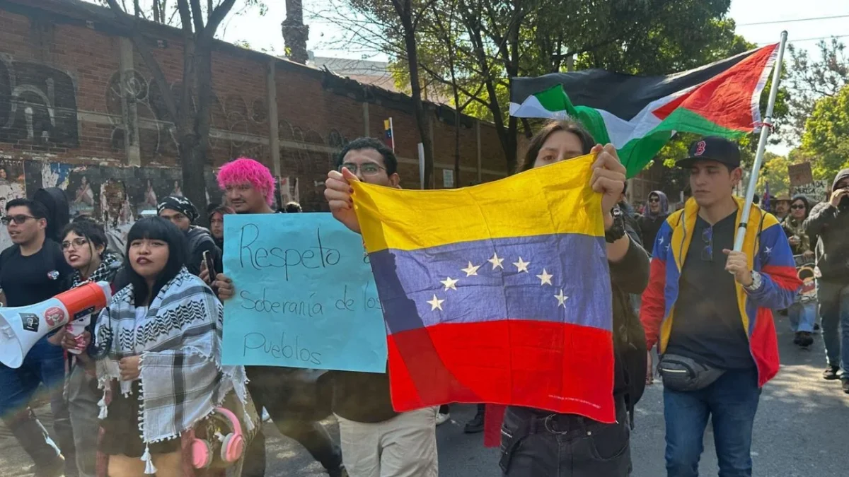 Luego de manifestarse en la embajada de Estados Unidos, protestantes marcharon rumbo a la embajada de Venezuela en la Ciudad de a México.