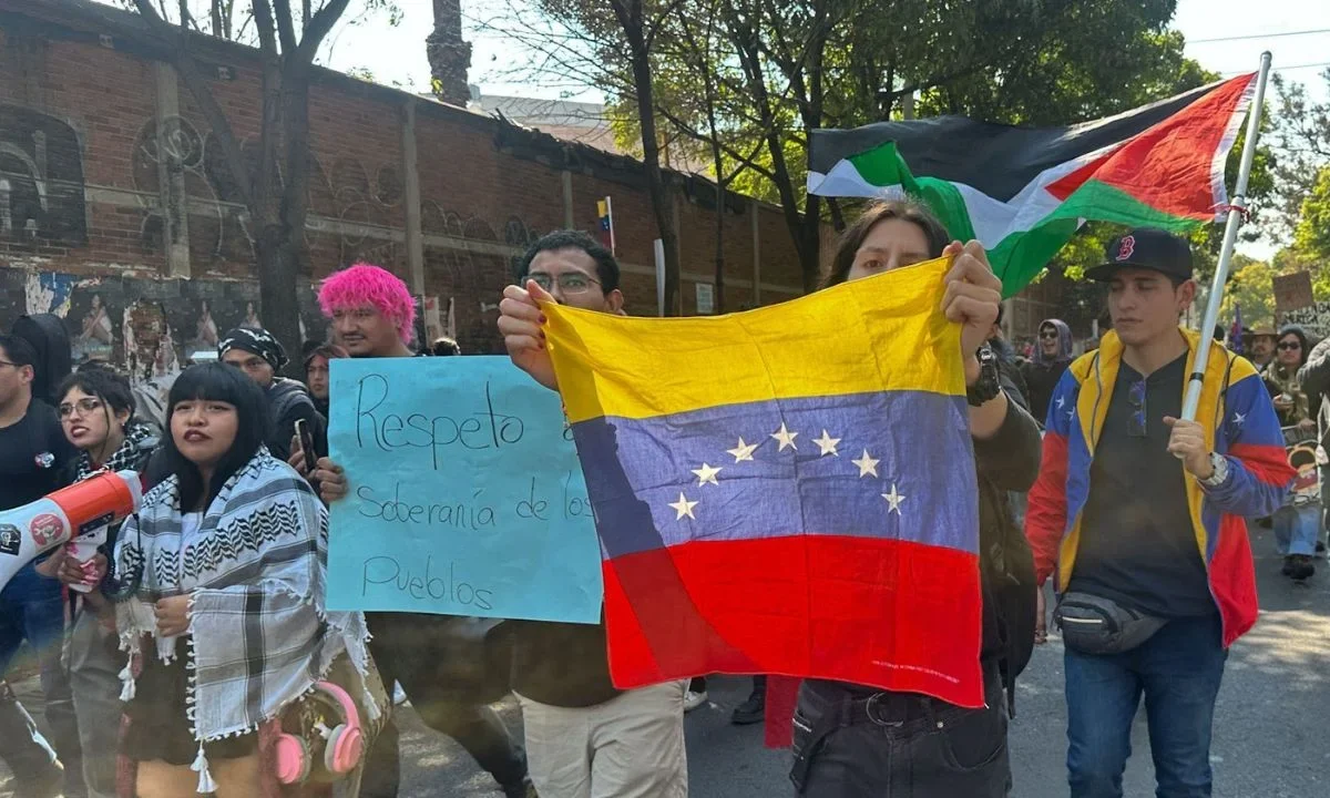 Luego de manifestarse en la embajada de Estados Unidos, protestantes marcharon rumbo a la embajada de Venezuela en la Ciudad de a México.