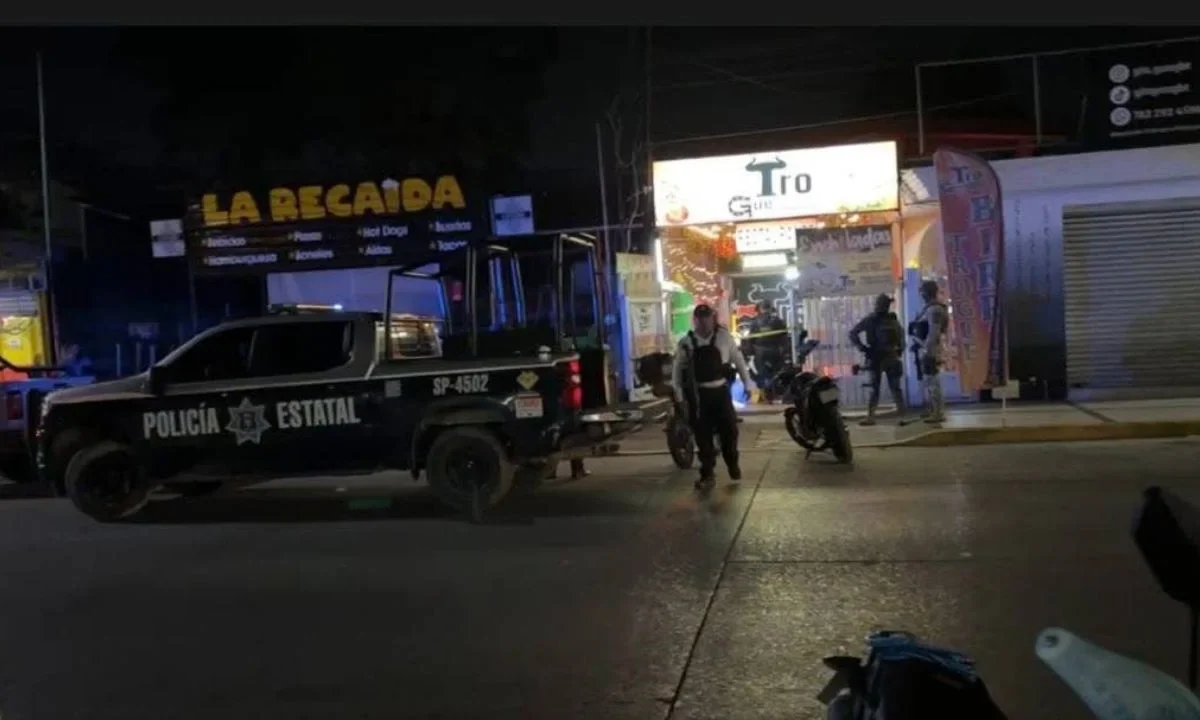 El reportero Carlos Castro se encontraba en un negocio de comida en Poza Rica, cuando sujetos fuertemente armados dispararon contra él. 