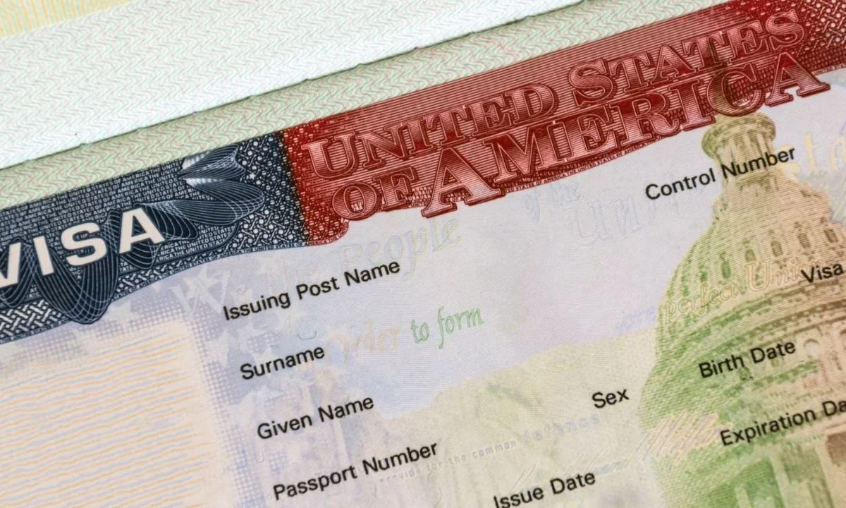 Reportan que EU congela procesamiento de la visa americana para 75 países