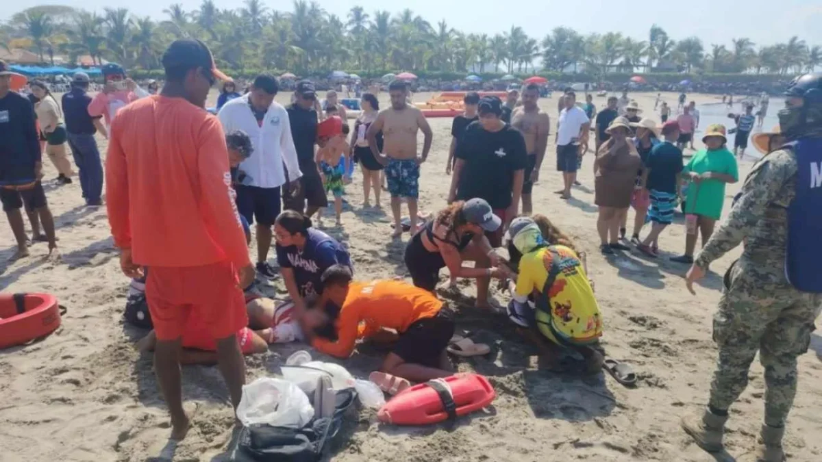 Autoridades de protección civil rescatan a cuatro turistas en Ixtapa, Guerrero; aseguran que están fuera de peligro.