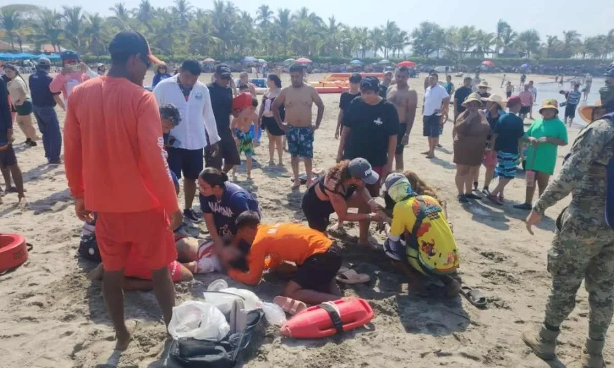 Autoridades de protección civil rescatan a cuatro turistas en Ixtapa, Guerrero; aseguran que están fuera de peligro.