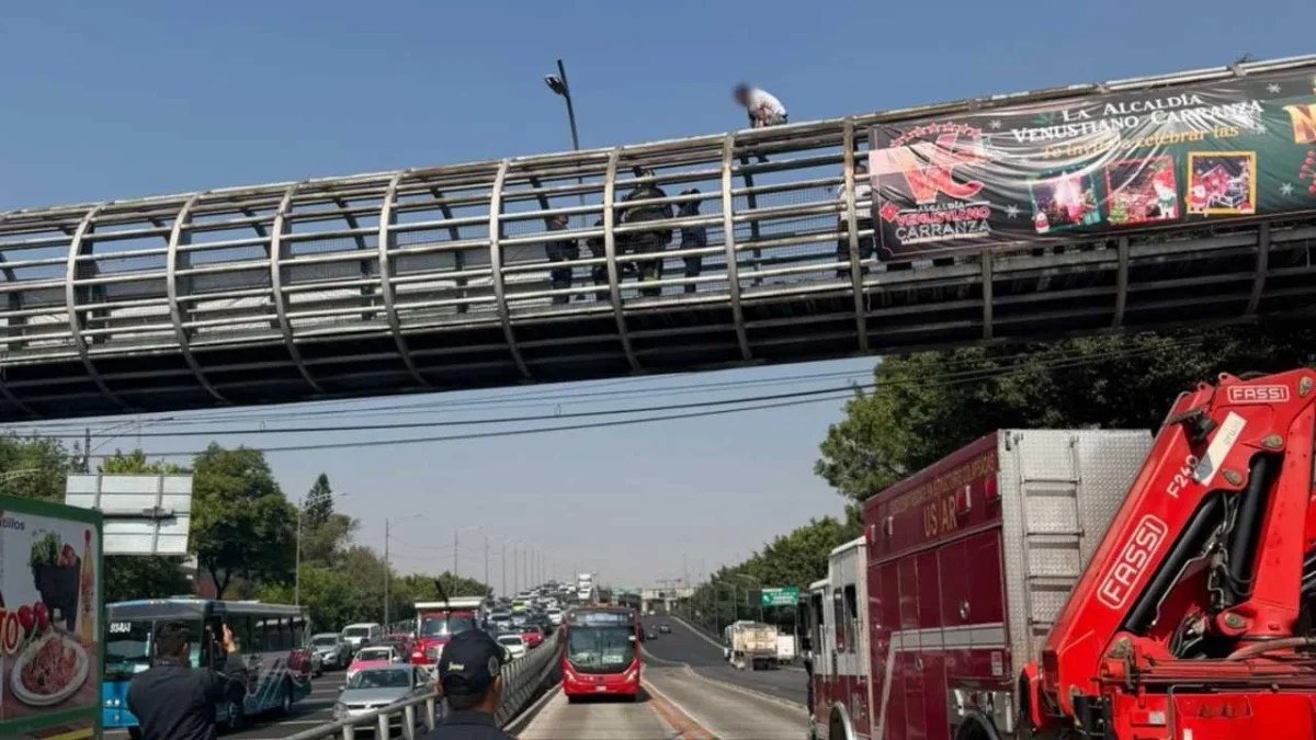 Servicios de emergencia rescatan a un hombre que pretendía arrojarse de un puente peatonal en la Jardín Balbuena.